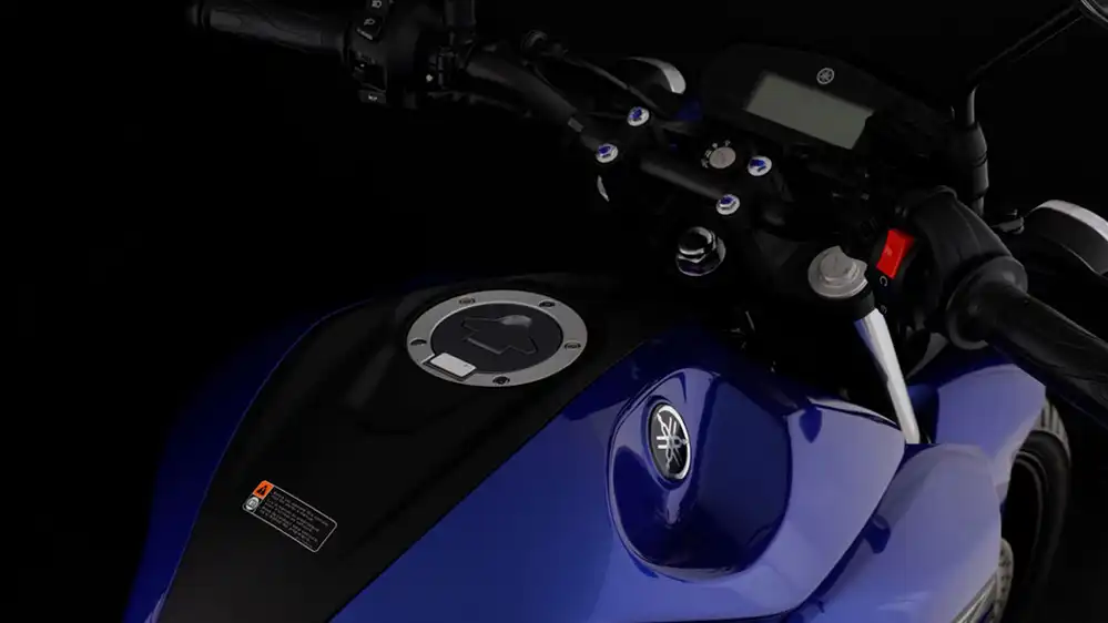 Motocicleta deportiva Yamaha FZ250 en movimiento.