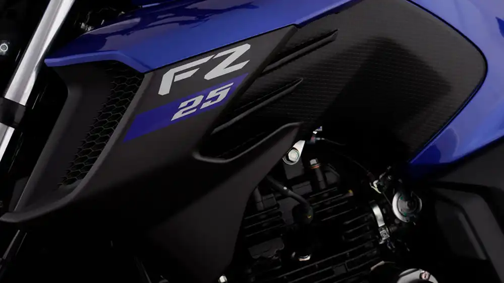 Motocicleta FZ250 cumpliendo con normativas de emisiones para un futuro más limpio y sostenible.