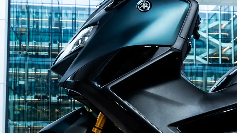 Imagen del poderoso motor de 560 cc de la Yamaha TMAX Tech Max, mostrando su diseño avanzado y componentes de alta calidad.