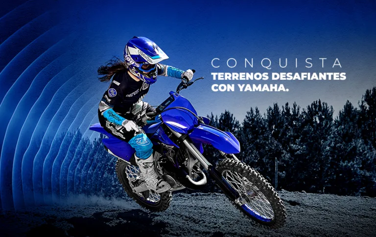 ¡Siente la emoción mientras una guerrera todoterreno domina el circuito con su Yamaha! Su determinación despierta la pasión por la aventura y el desafío.