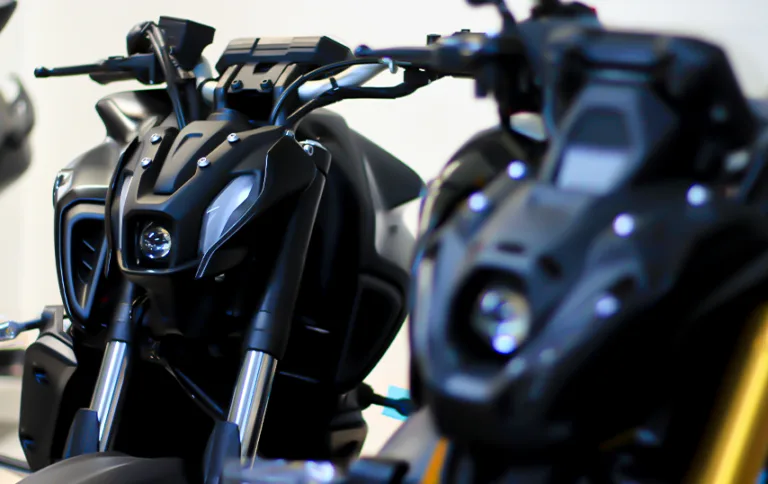 Una mirada a la libertad sobre dos ruedas: la Yamaha MT-09, una máquina que encarna la pasión por la velocidad y la emoción de la carretera abierta. Con su potente motor y su diseño audaz, te invita a explorar nuevos horizontes y a experimentar la verdadera libertad sobre el asfalto.